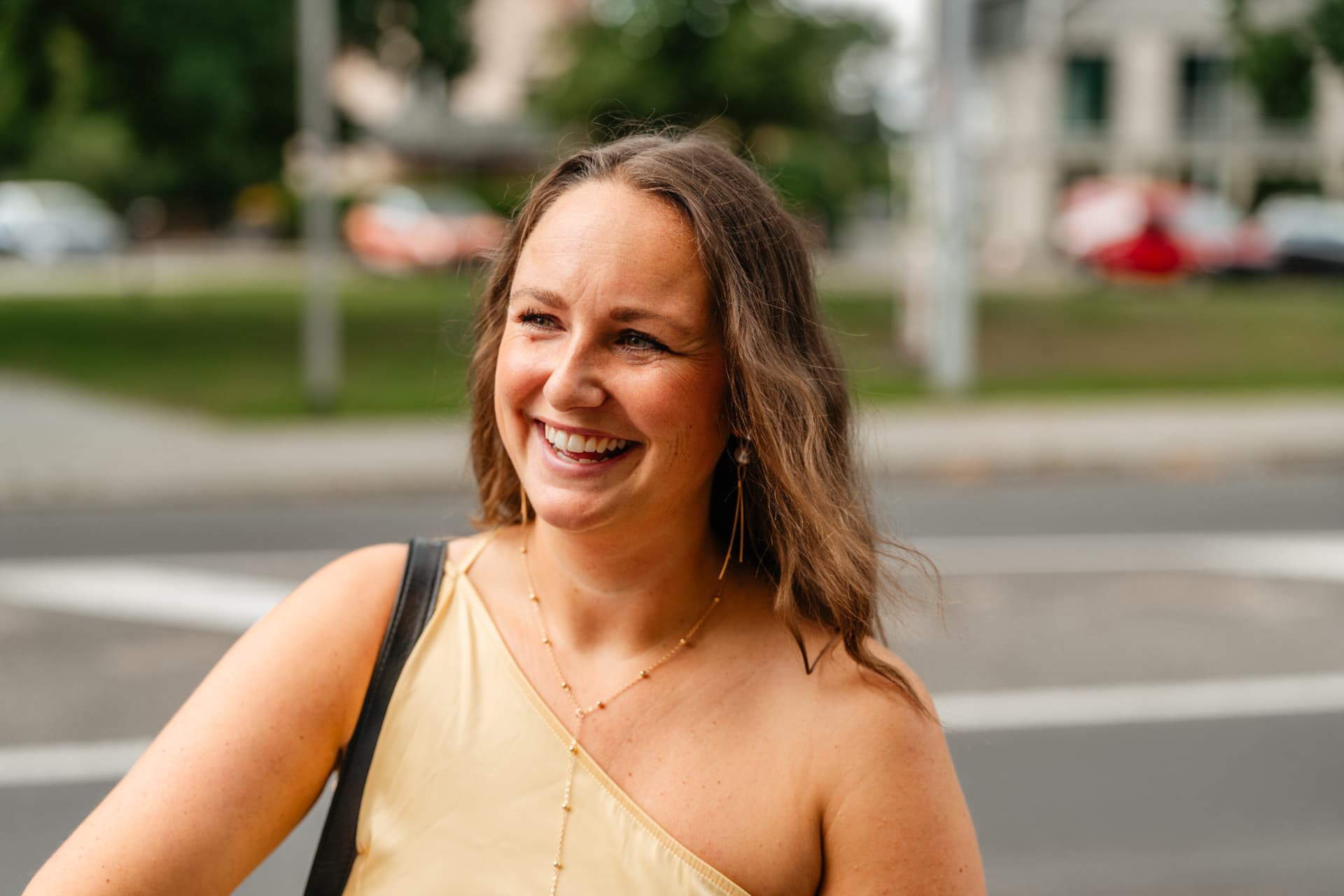 Vivien Opoku lacht fröhlich an einer Hamburger Straße