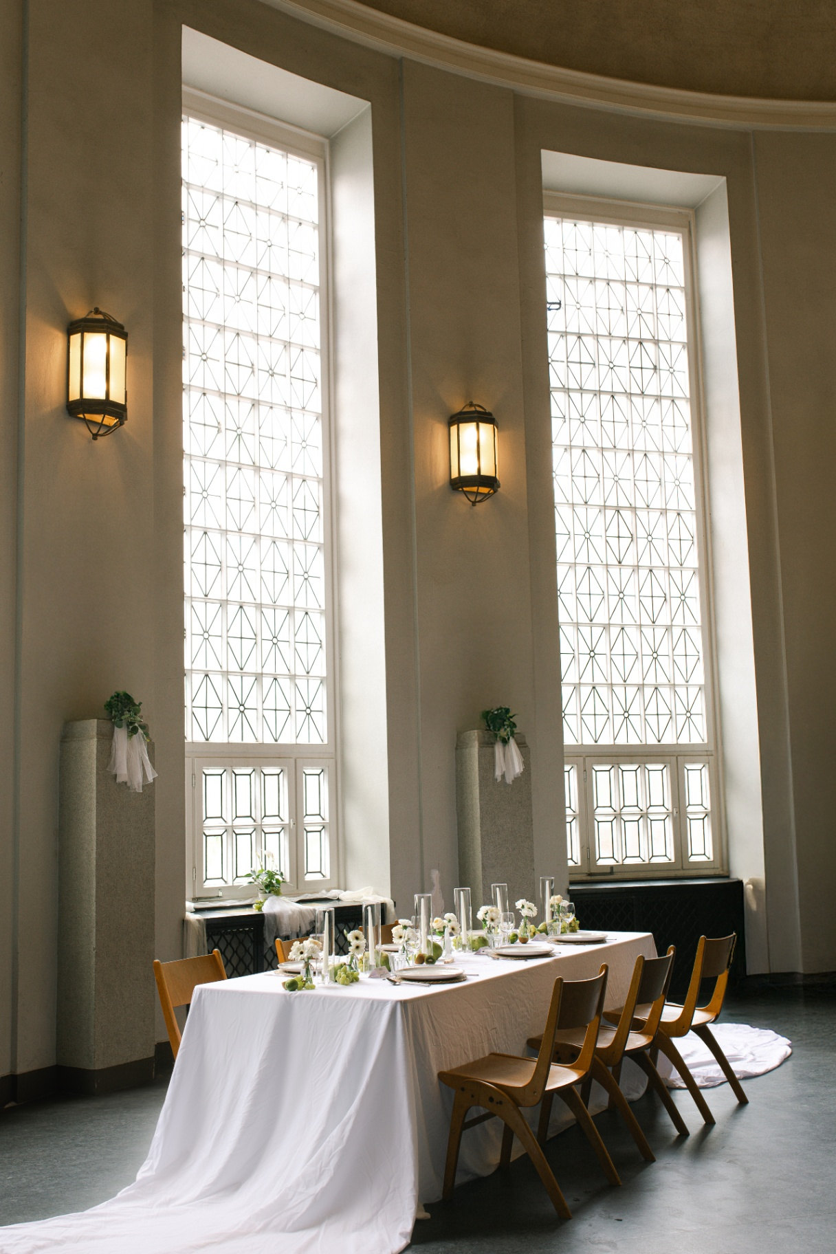 Individuell gestaltete Hochzeitstafel mit hohen Fenstern in Hamburg